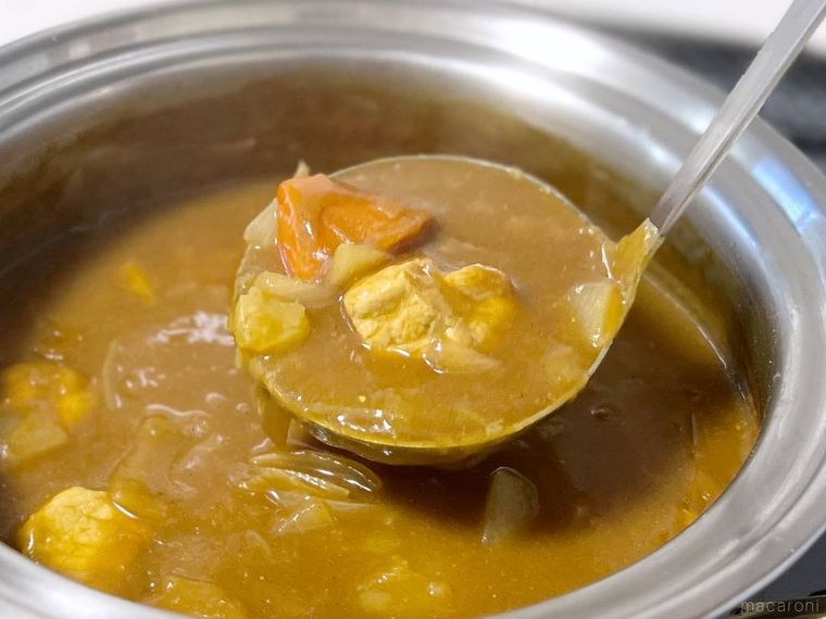 鍋に入ったカレーをお玉ですくった様子