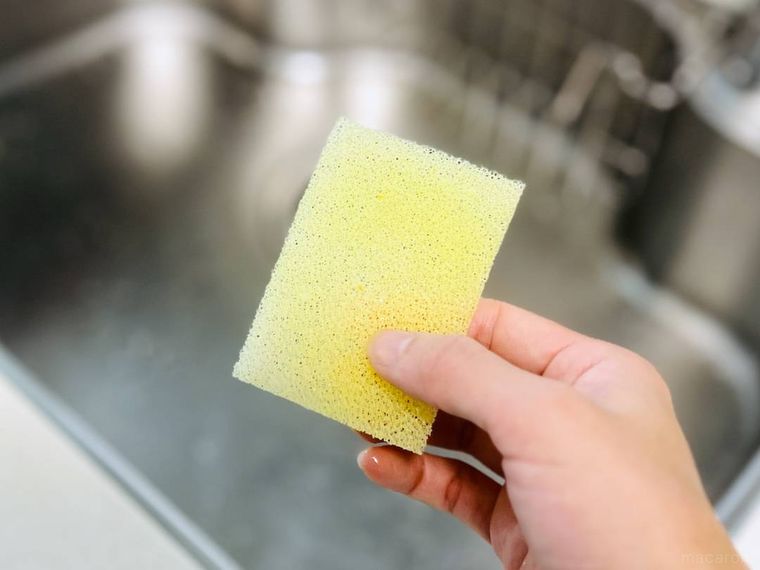 カレーで黄色く染まったスポンジ