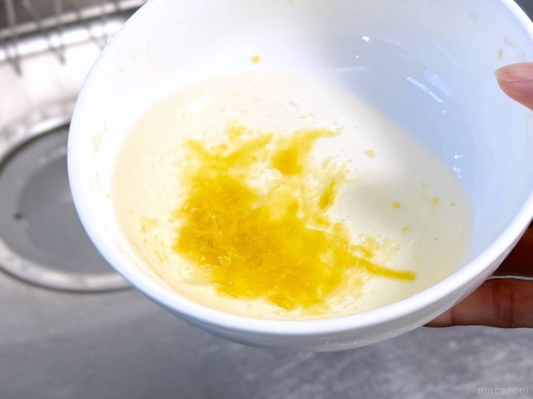 器にこびりついたカレーが剥がれた様子