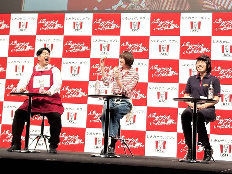 ステージの椅子に座る3人