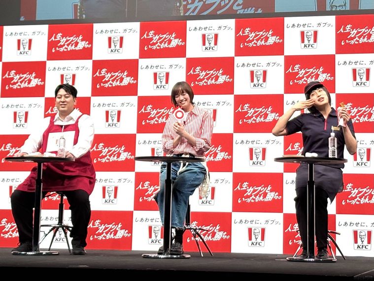 ステージの椅子に座る3人