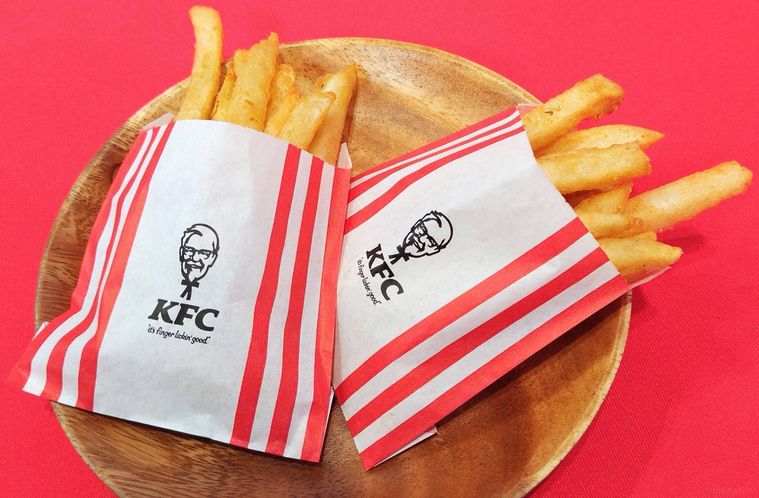 木のお皿に盛られたケンタッキーのポテト