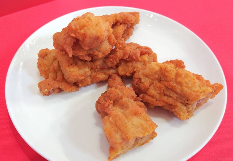 白いお皿に盛られた骨なしチキン