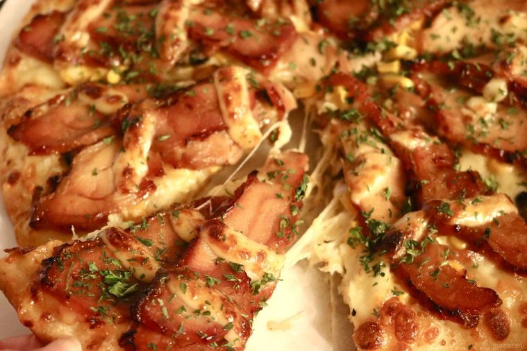 肉3倍盛り テリヤキチキンを手で取っている