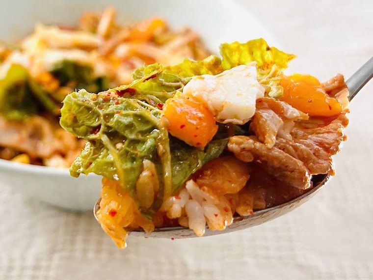 ポムドンビビンバをスプーンですくった様子