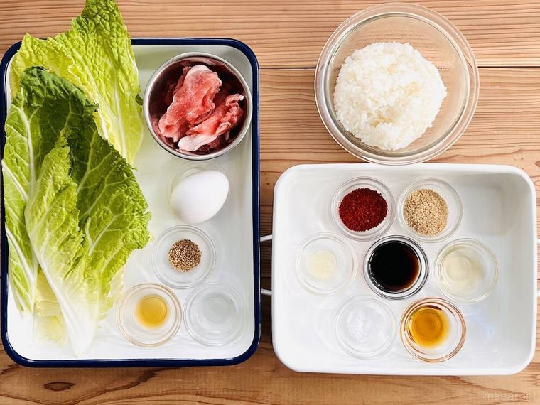 ポムドンビビンバの材料をテーブルに並べた様子
