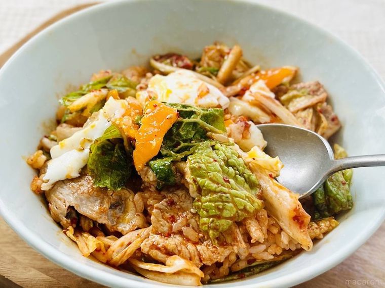 ポムドンビビンバをスプーンでかき混ぜている様子