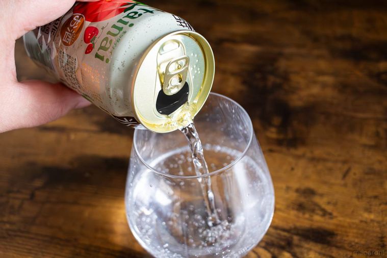 キリンキリン 氷結モッタイナイ なごりいちごをグラスに注いでいる