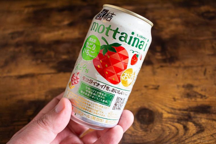 キリンキリン 氷結モッタイナイ なごりいちごの缶の裏面を見せるように手で持っている様子