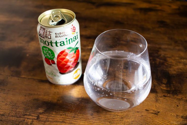 キリンキリン 氷結モッタイナイ なごりいちごの缶と中身を注いだグラスがテーブルに並んでいる