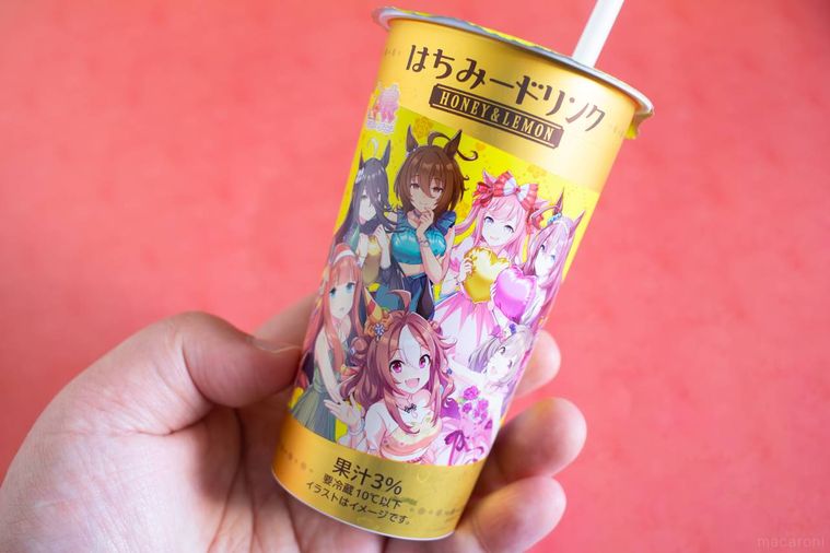 ファミリーマートはちみードリンクのカップと中身を注いだグラスが並んでいる