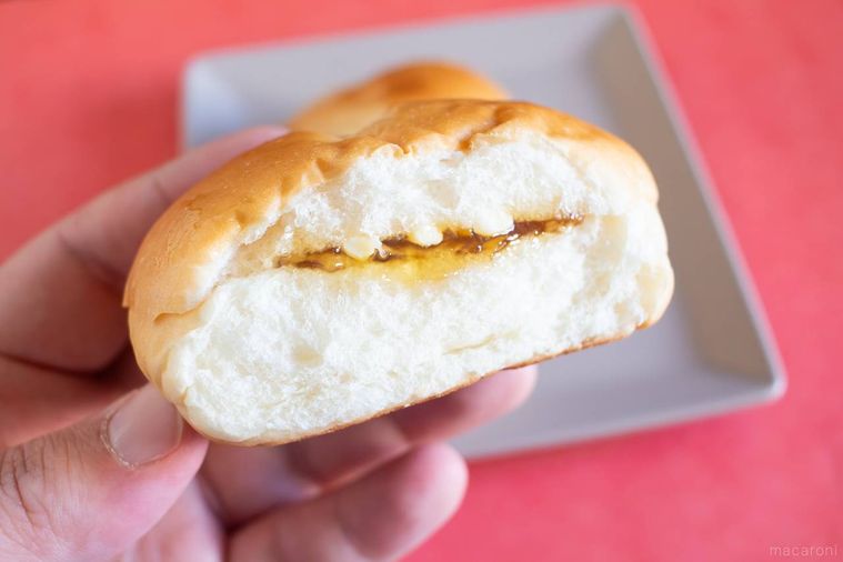 ファミリーマートトレセン学園のはちみつパンの半分を手で持っている様子