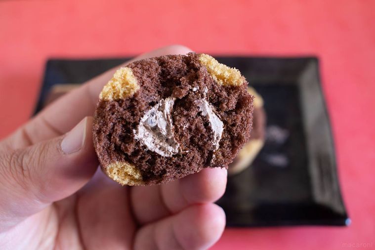 ファミリーマート島トレ 丸太チョコロールケーキを手で持っている