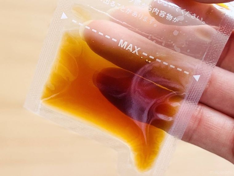 無印良品のチャック付き 調味料用小分け袋にしょうゆを入れた様子