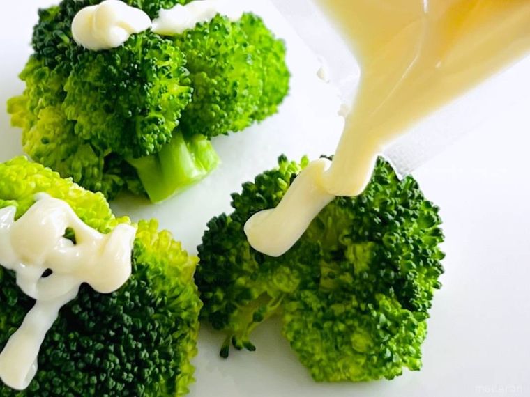ブロッコリーにマヨネーズをかけている様子