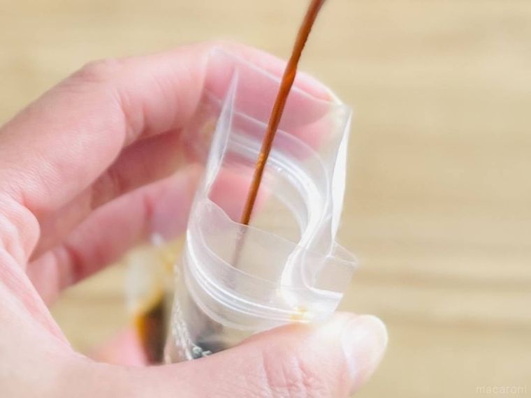 無印良品のチャック付き 調味料用小分け袋にしょうゆをそそいでいる様子