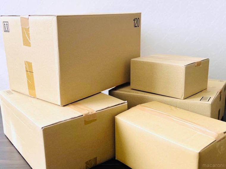 ダンボールが5個置かれている様子