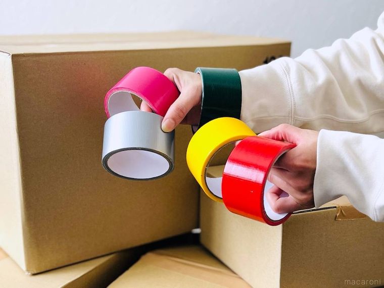 5色のカラーテープを手で持っている様子