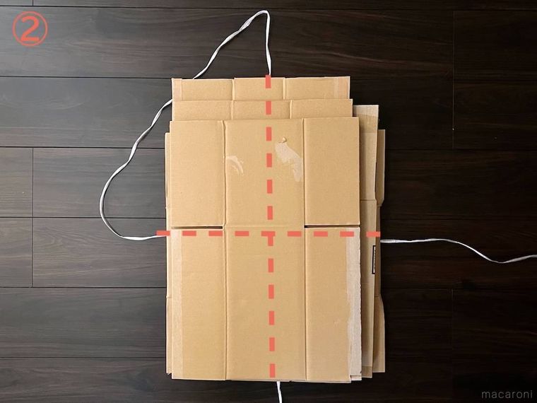 ダンボールをヒモで束ねている様子