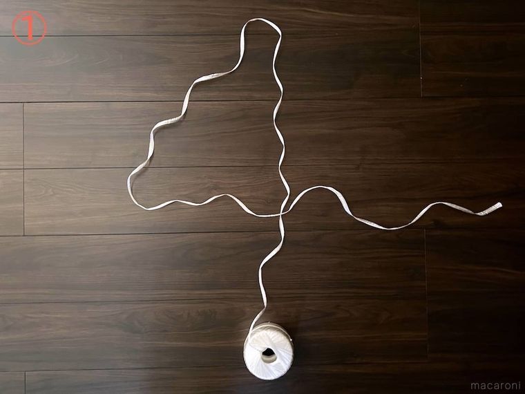 梱包ヒモを4の字に置いた様子