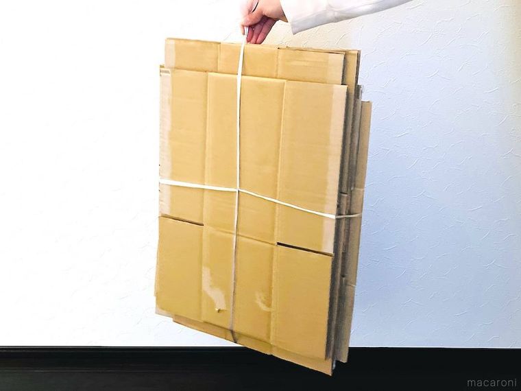 ヒモで束ねたダンボール