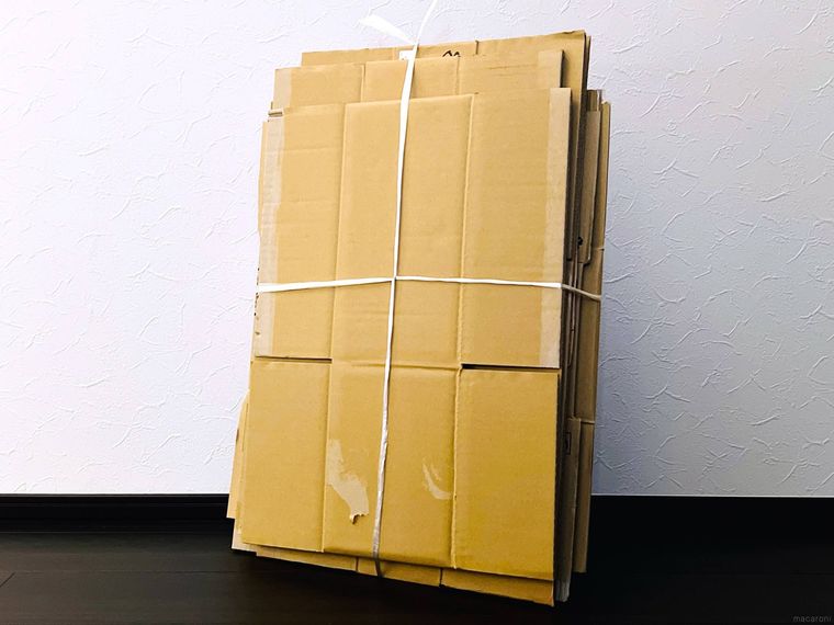 ヒモで束ねたダンボール