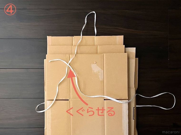 ダンボールをヒモで束ねている様子