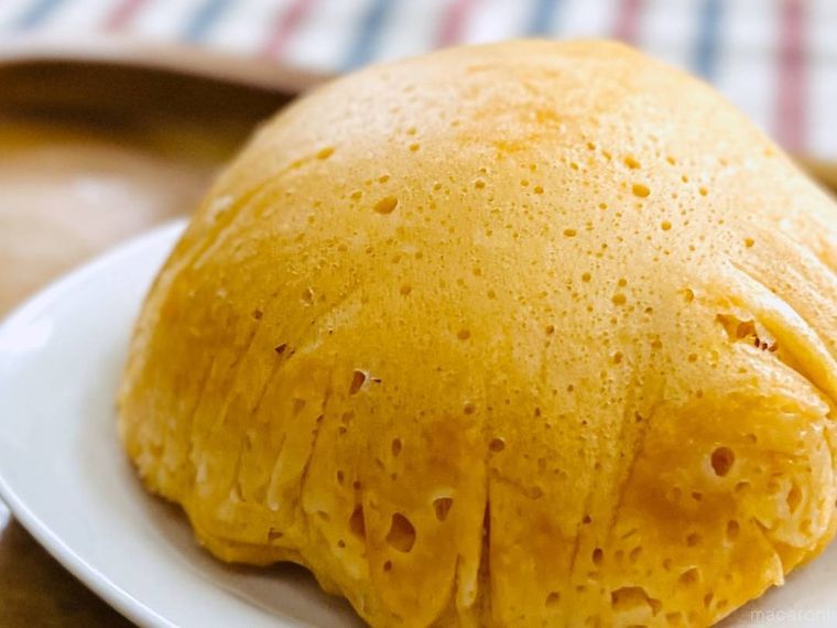 白い皿に盛られたピザまん