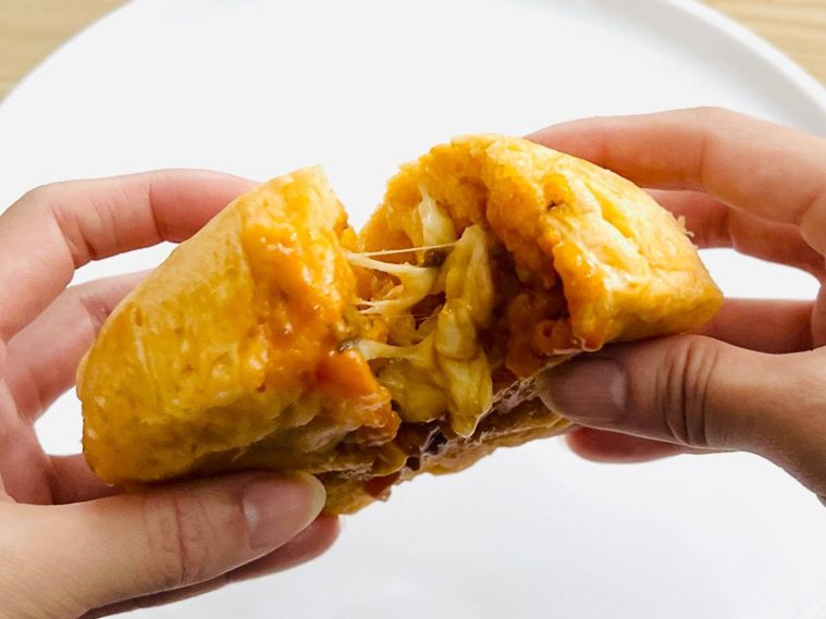 ピザまんを半分に割っている様子