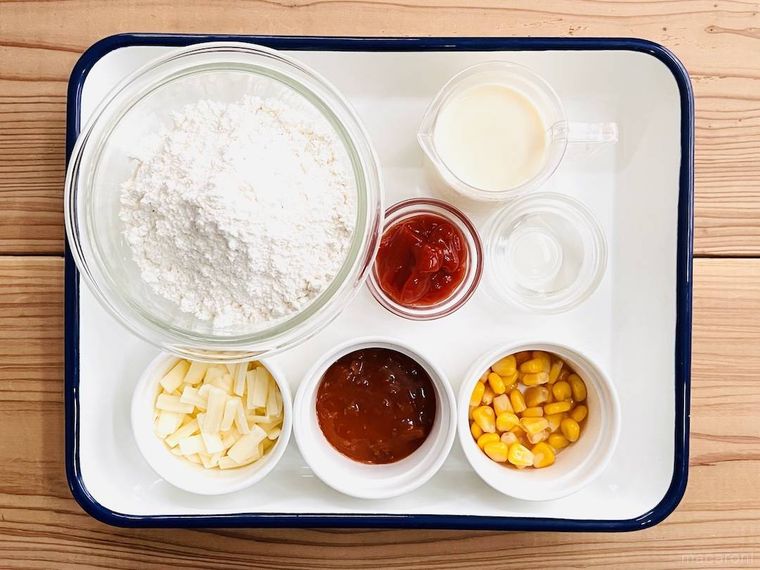 ホットケーキミックス、豆乳、チーズ、コーンなどをバットに並べた様子