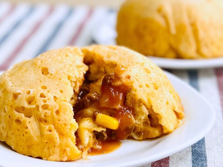 ピザまんを半分に割った様子