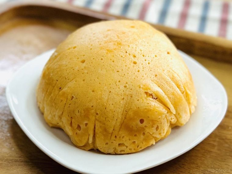 白い皿に盛られたピザまん