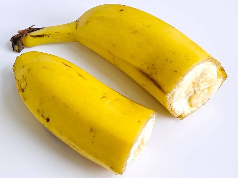 半分に切ったバナナ