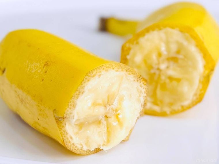 半分に切ったバナナ