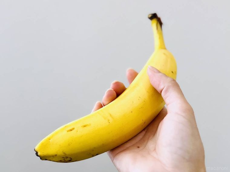 バナナを手で持っている様子
