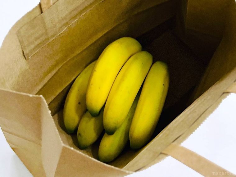 紙袋に入ったバナナ
