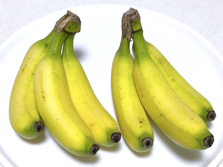 青みがかったバナナを3本ずつに分けた様子
