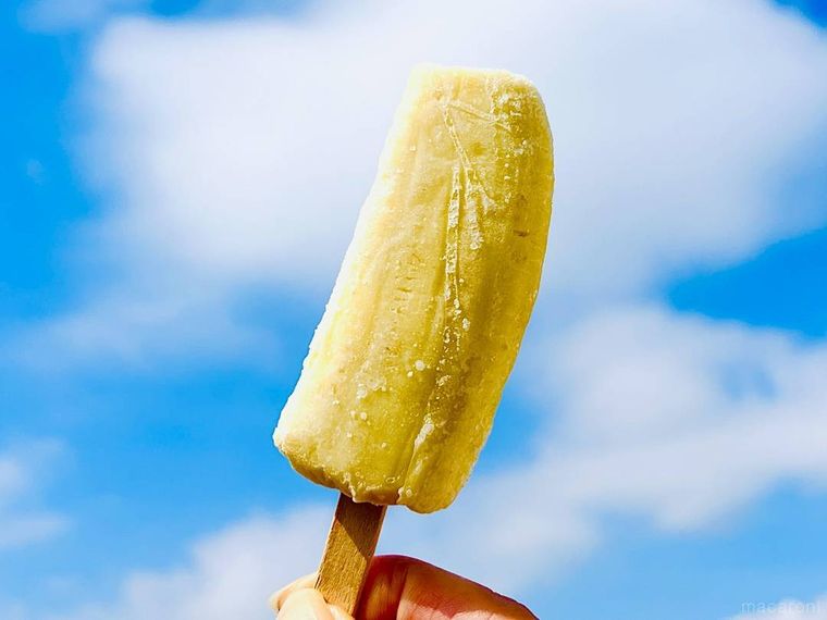 塩バナナアイスを手で持っている様子
