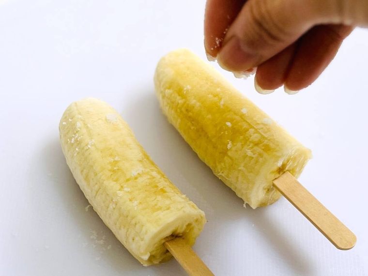 バナナに塩を振っている様子