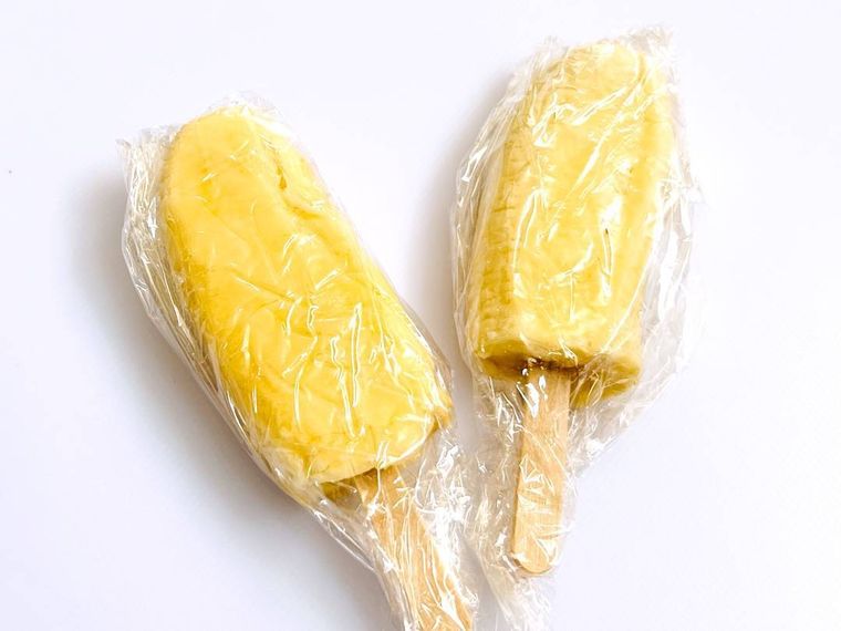 アイスの棒を刺したバナナ