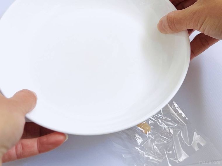 バナナを皿でつぶしている様子