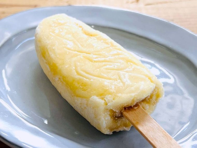 皿に盛られた塩バナナアイス