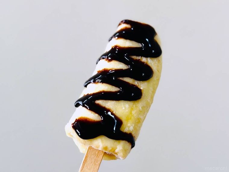 塩バナナアイスにチョコレートソースをかけた様子