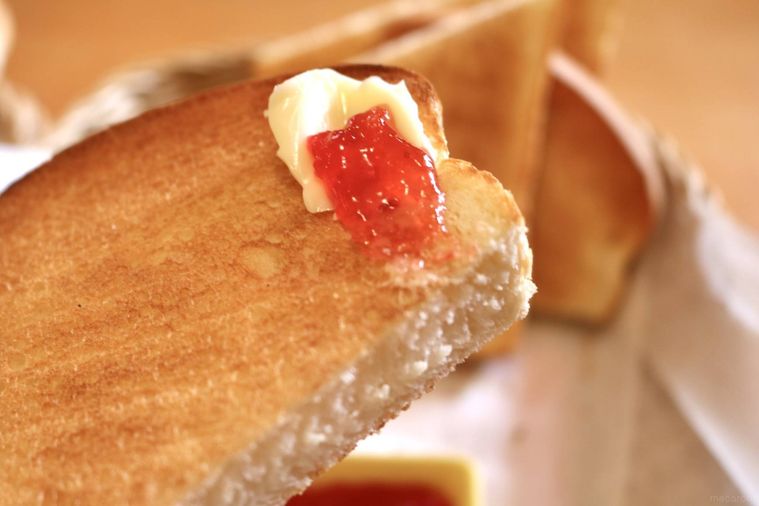 ジャムとマーガリンが乗っているトースト