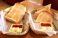 コメダのトーストは無料で厚切りにできる通常の厚さと食べ比べたら量が一緒とは思えない