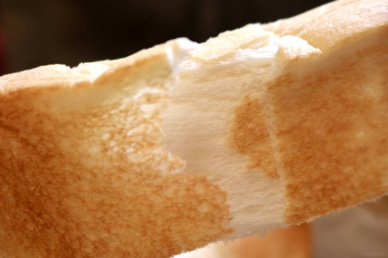 パンを割いている