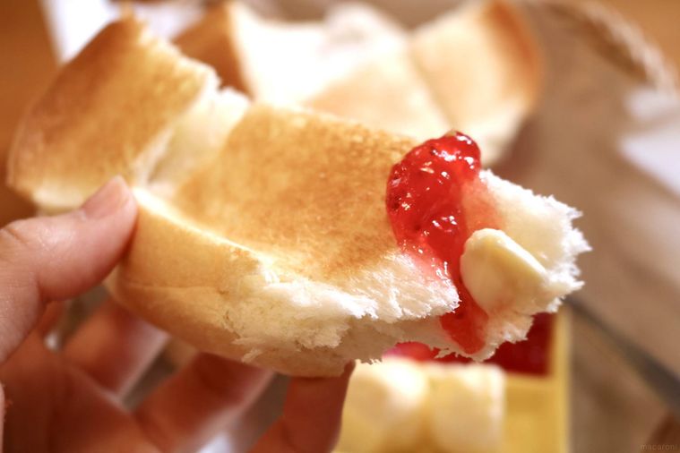 ジャムとマーガリンが乗っているトースト