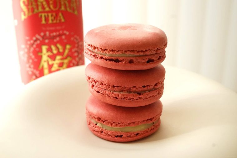 サクラのマカロンを積み重ねている
