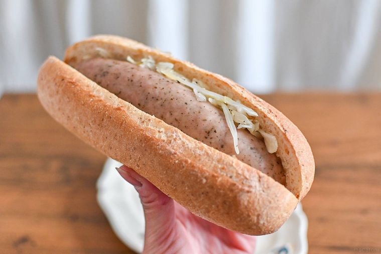 ホットドッグを持っているところ