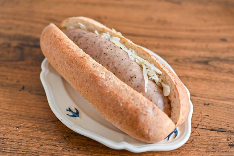 お皿にのったホットドッグ